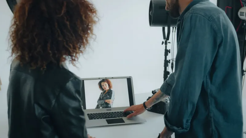 Cinq étoiles à vendre : l'industrie secrète des faux avis qui fausse vos décisions d'achat