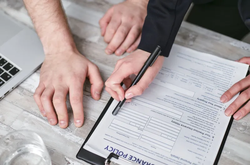 Tacite reconduction : le mécanisme légal que les assureurs utilisent pour vous facturer sans votre consentement éclairé